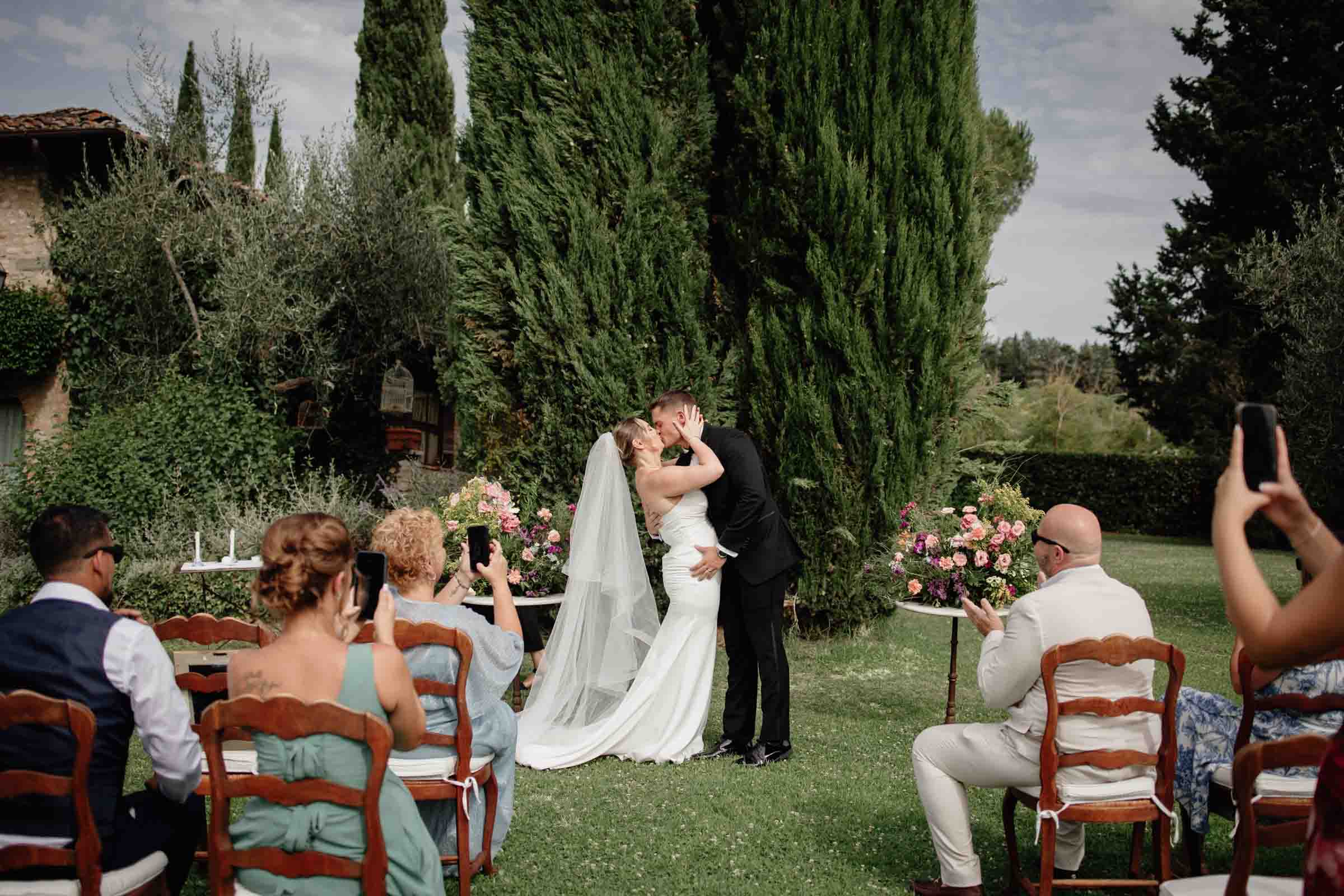 micro wedding in tuscan countryside