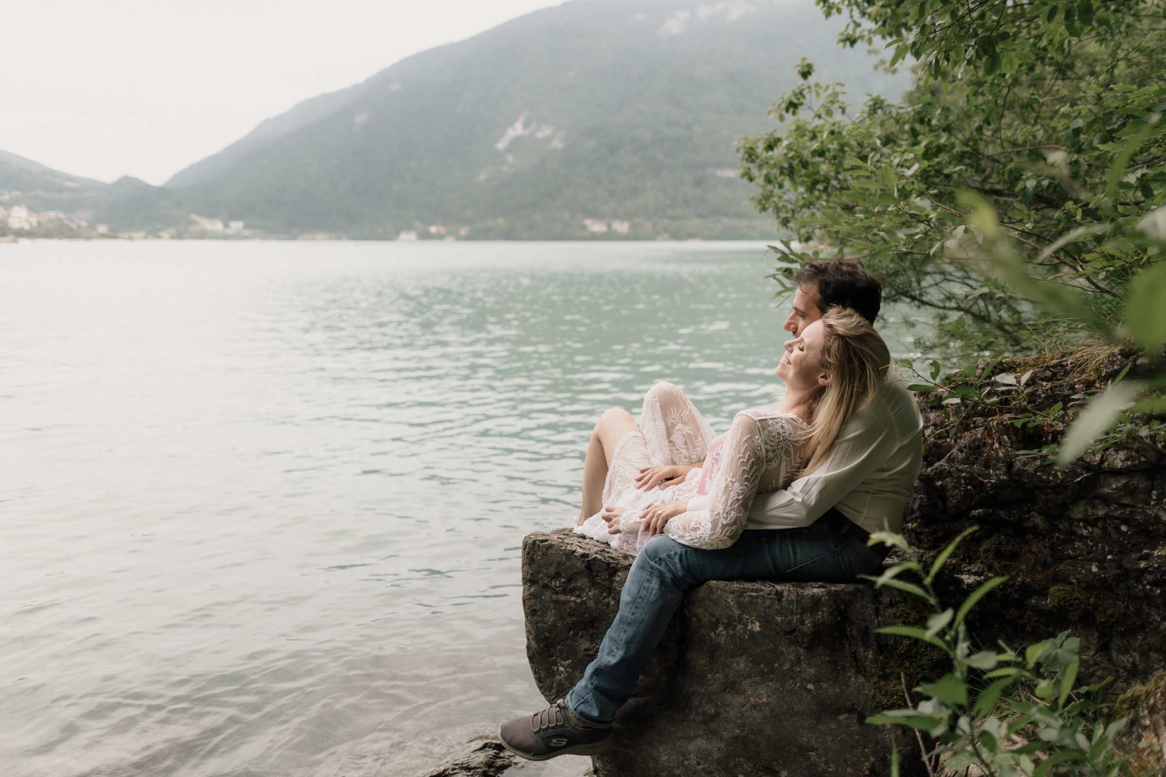 dolomiti lake couple photoshoot