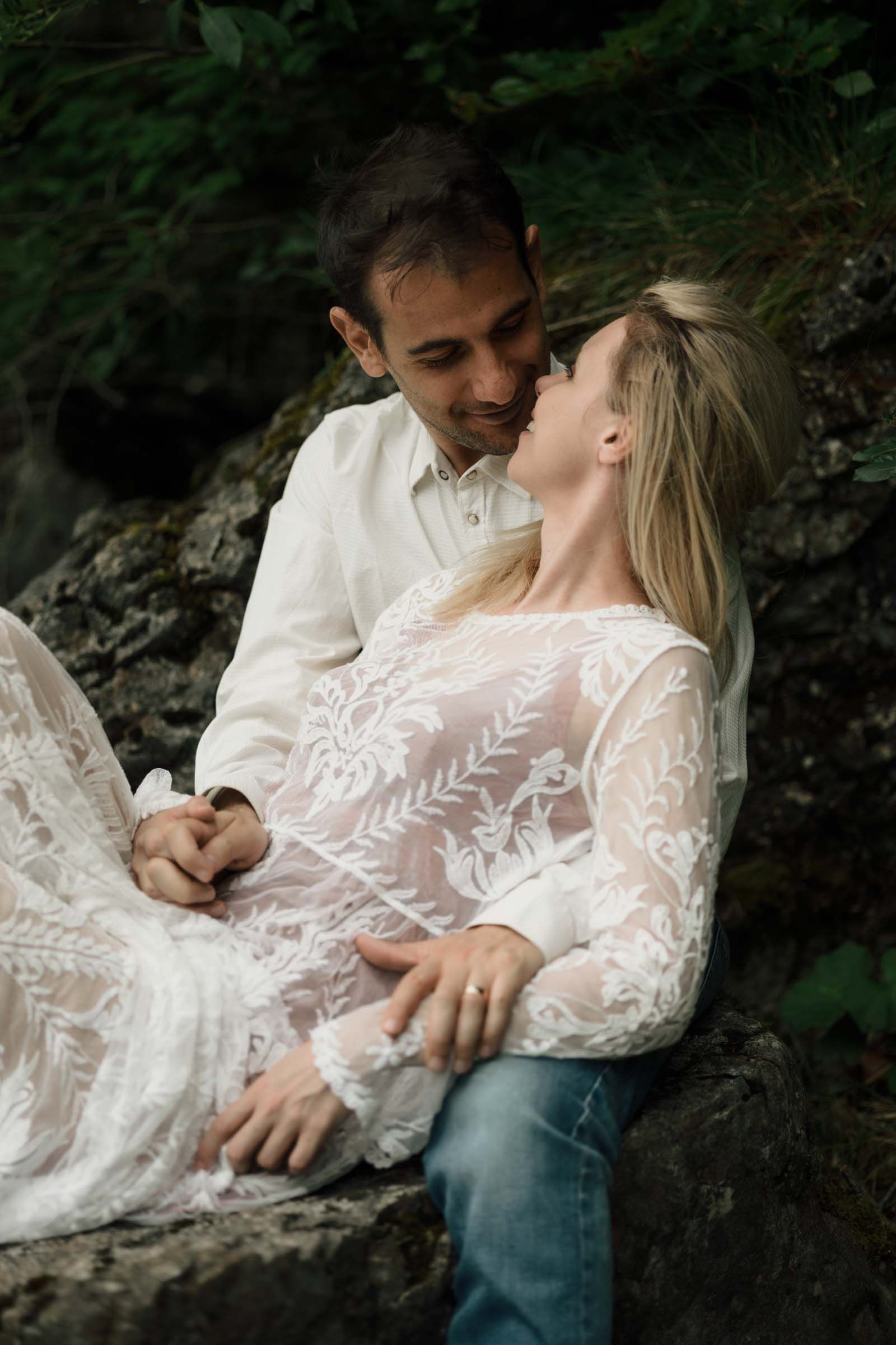 dolomiti lake couple photoshoot