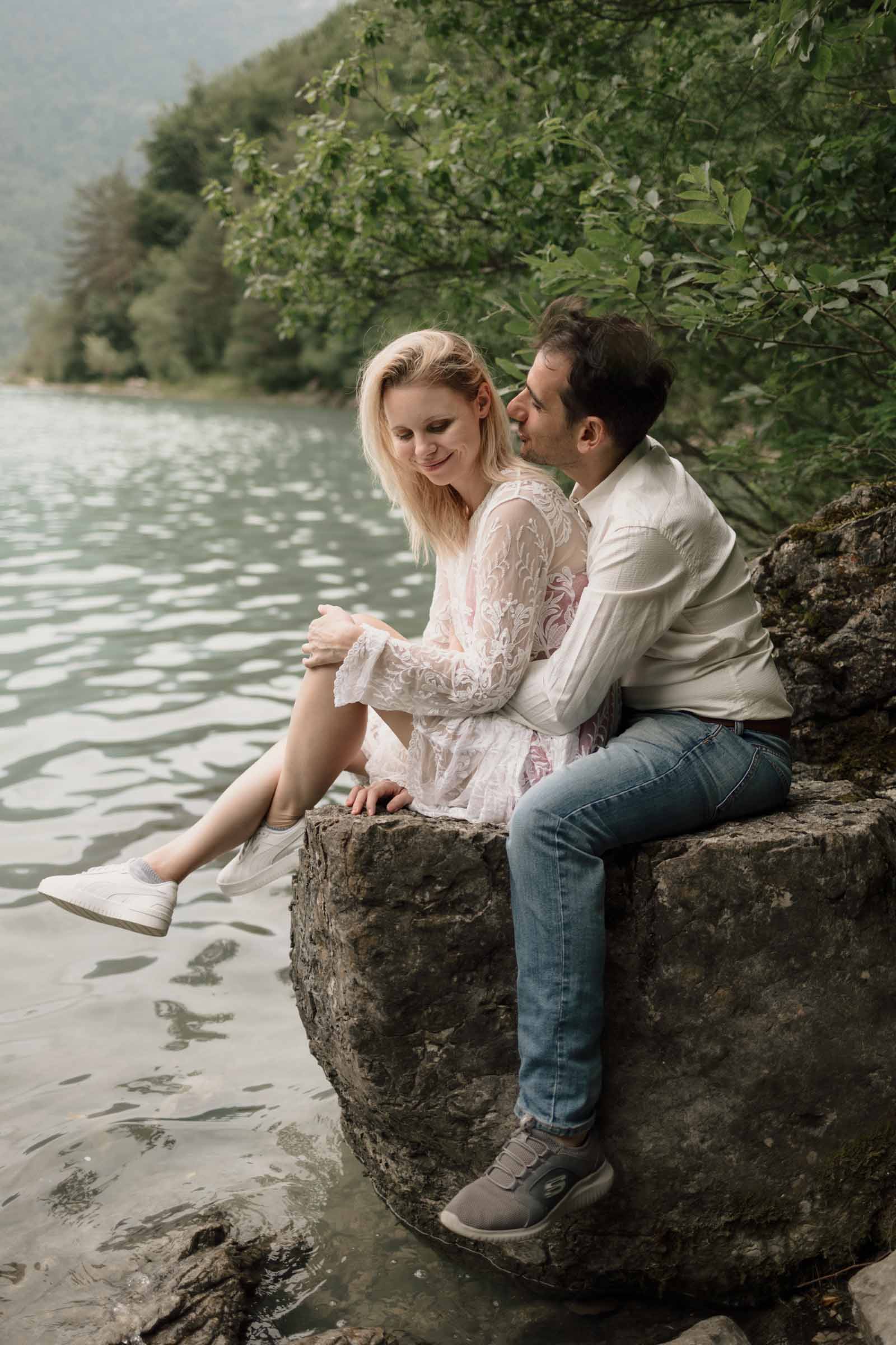 dolomiti lake couple photoshoot