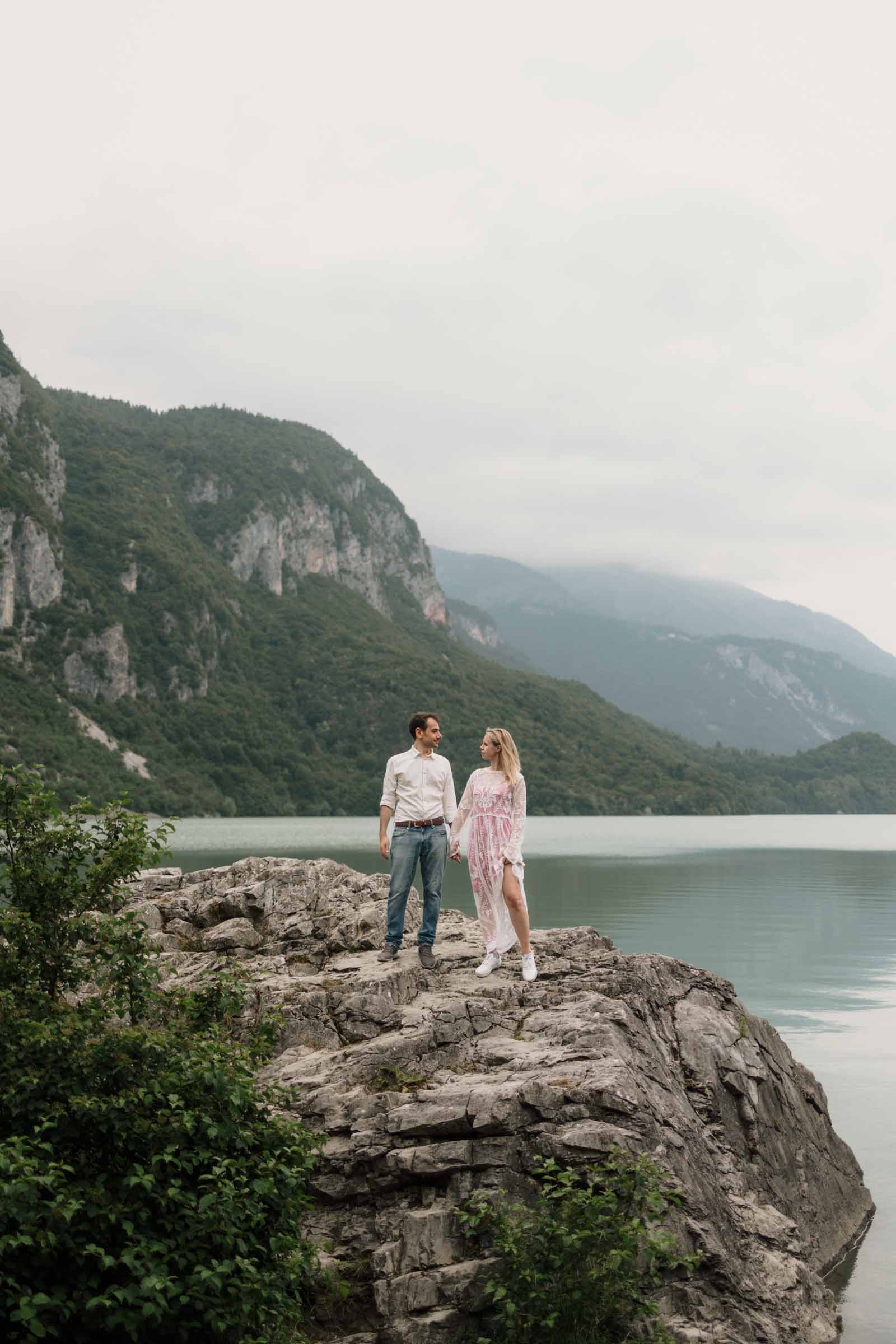 dolomiti lake couple photoshoot