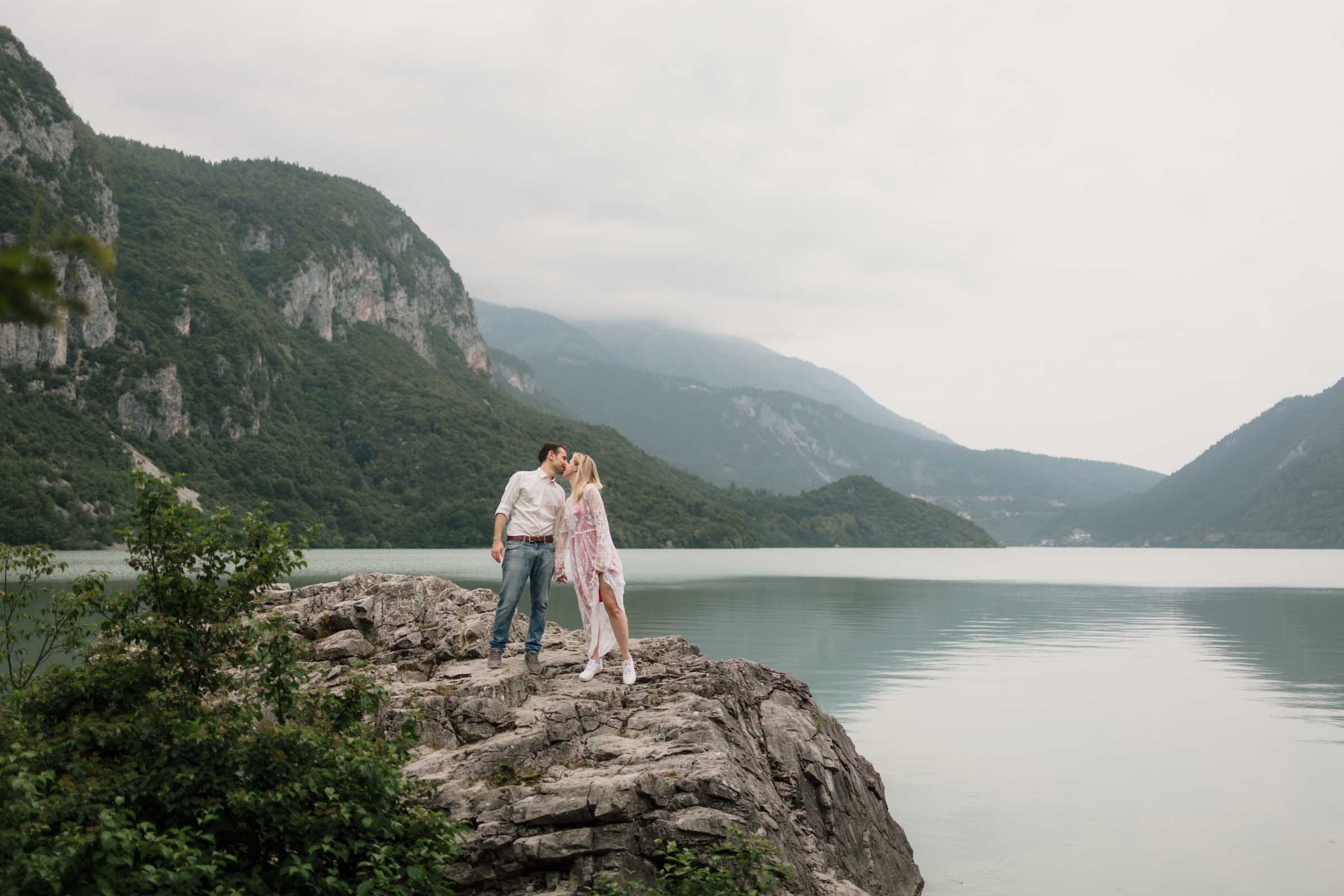 dolomiti lake couple photoshoot