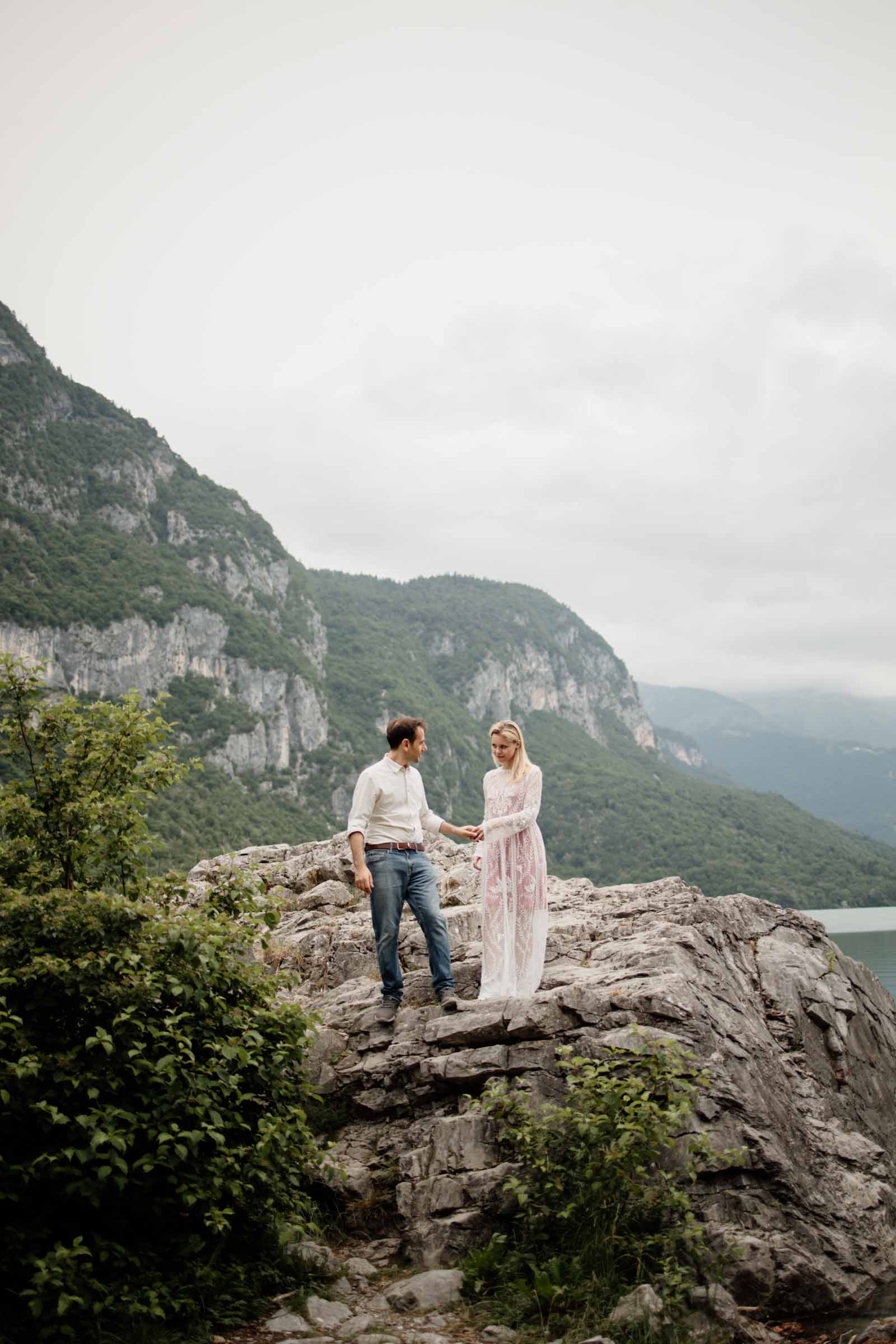dolomiti lake couple photoshoot