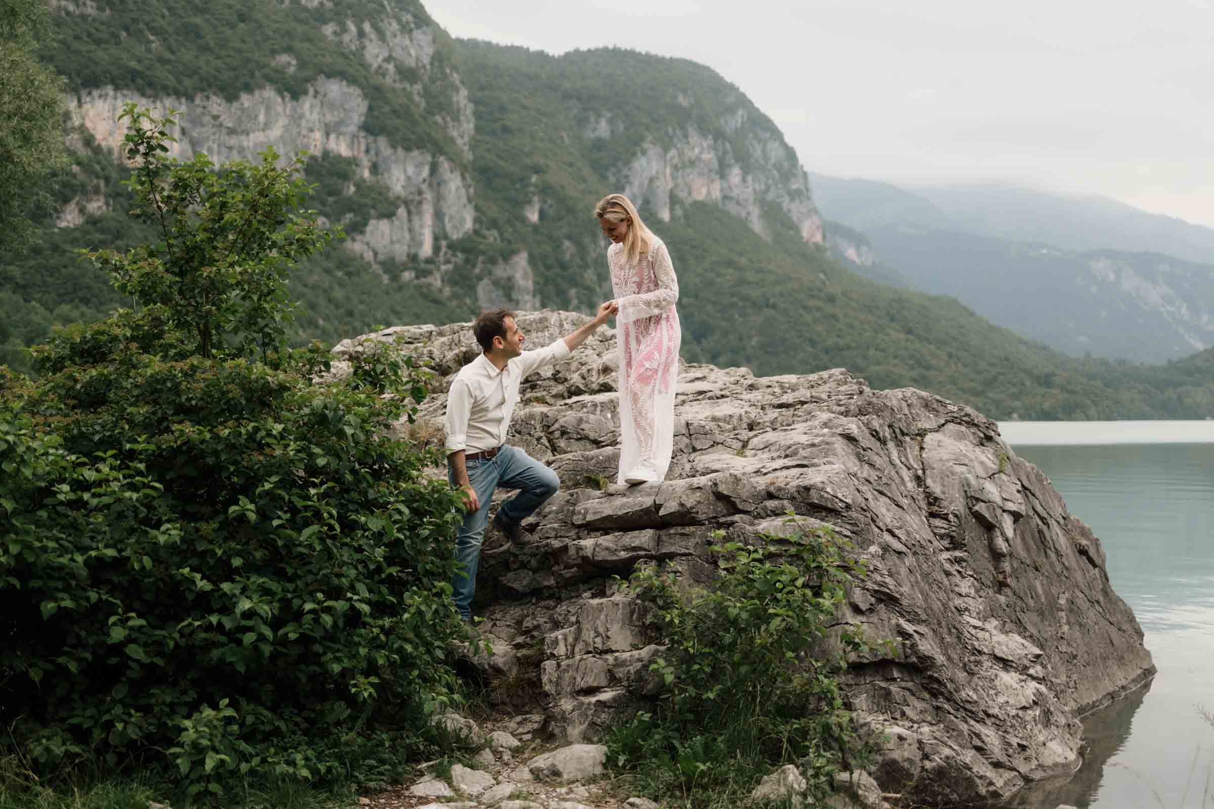dolomiti lake couple photoshoot