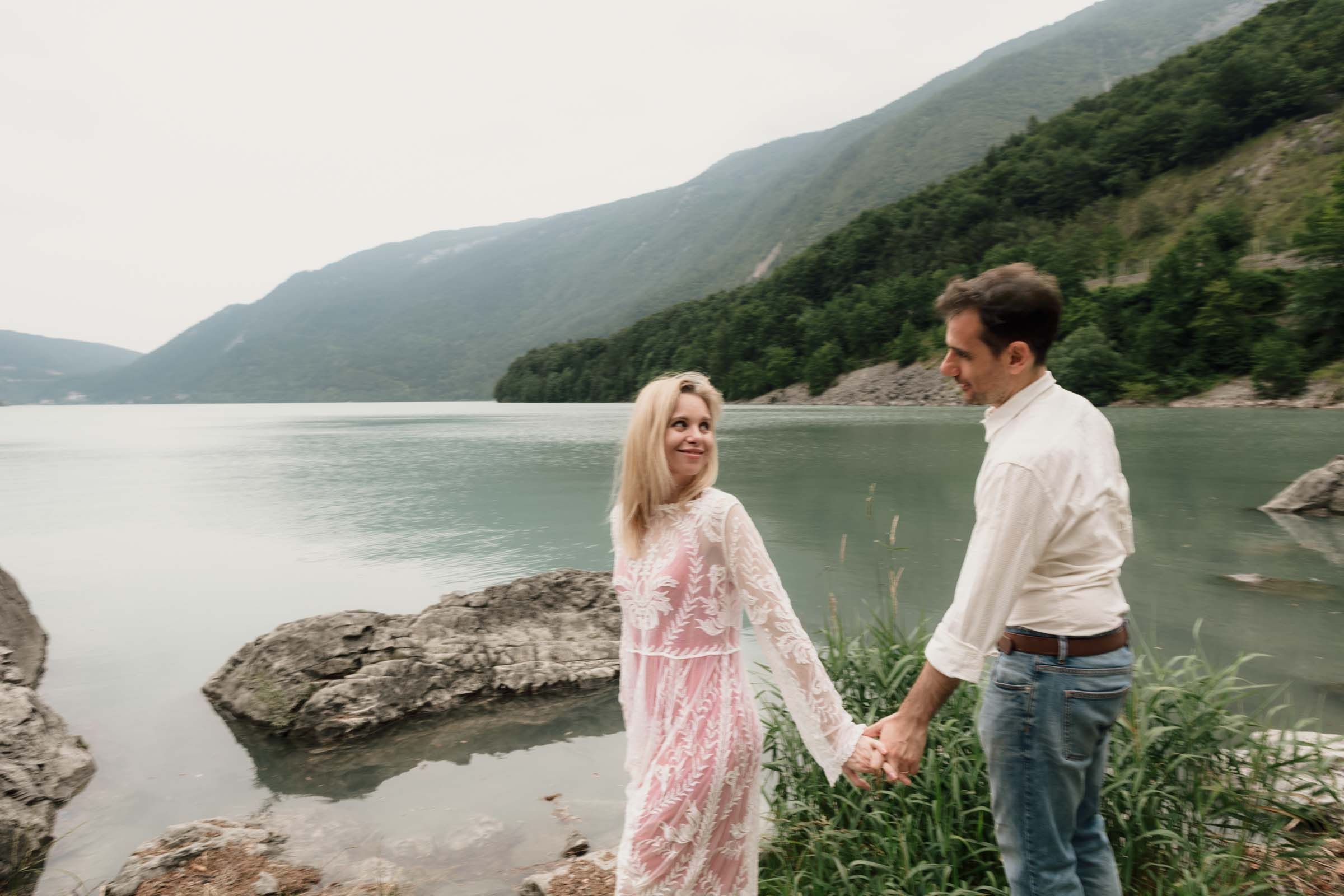 dolomiti lake couple photoshoot