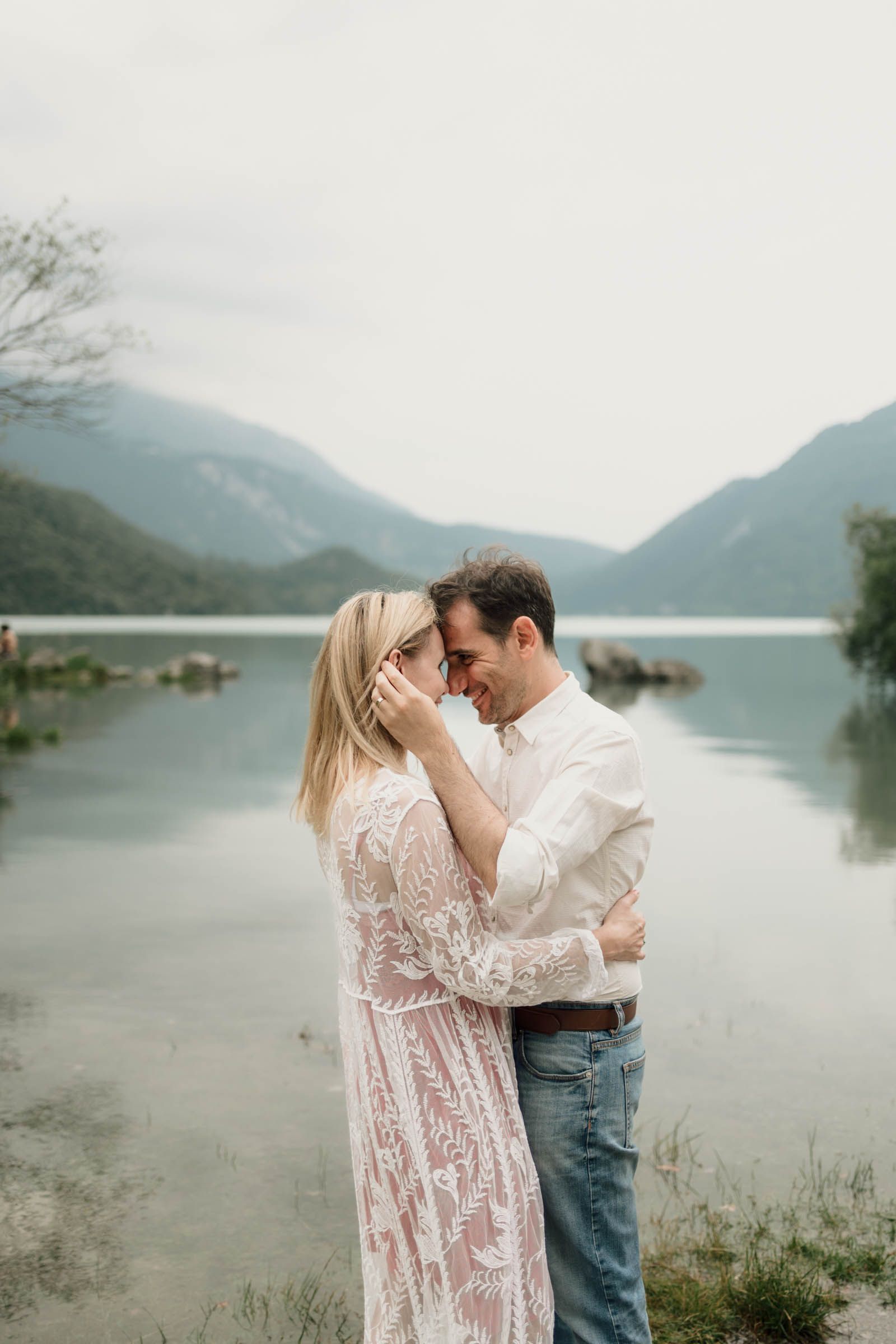 dolomiti lake couple photoshoot