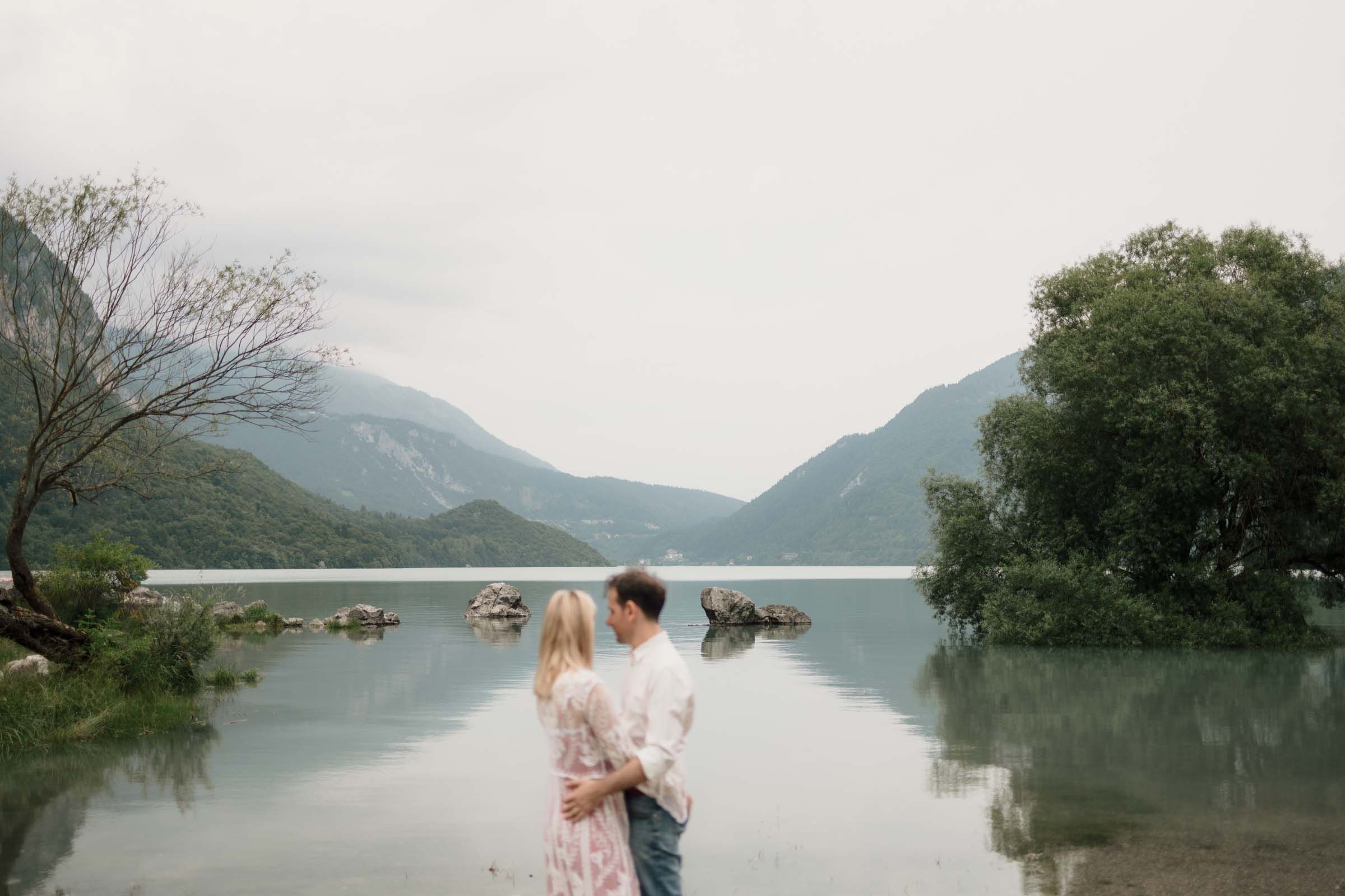 dolomiti lake couple photoshoot