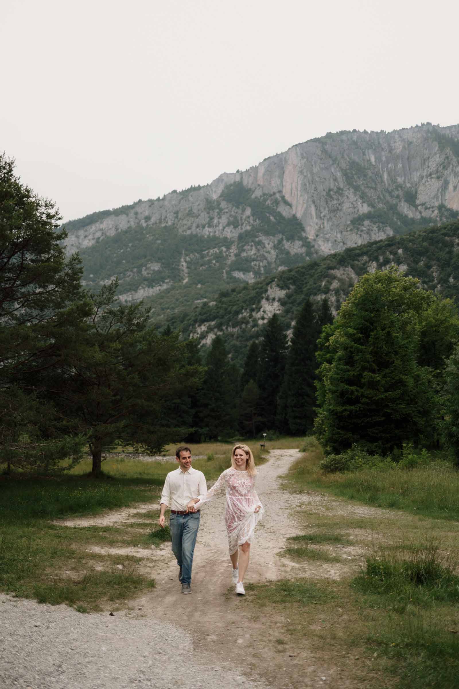 dolomiti lake couple photoshoot