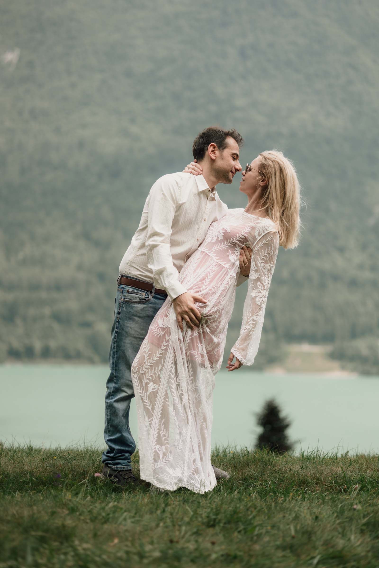 dolomiti lake couple photoshoot