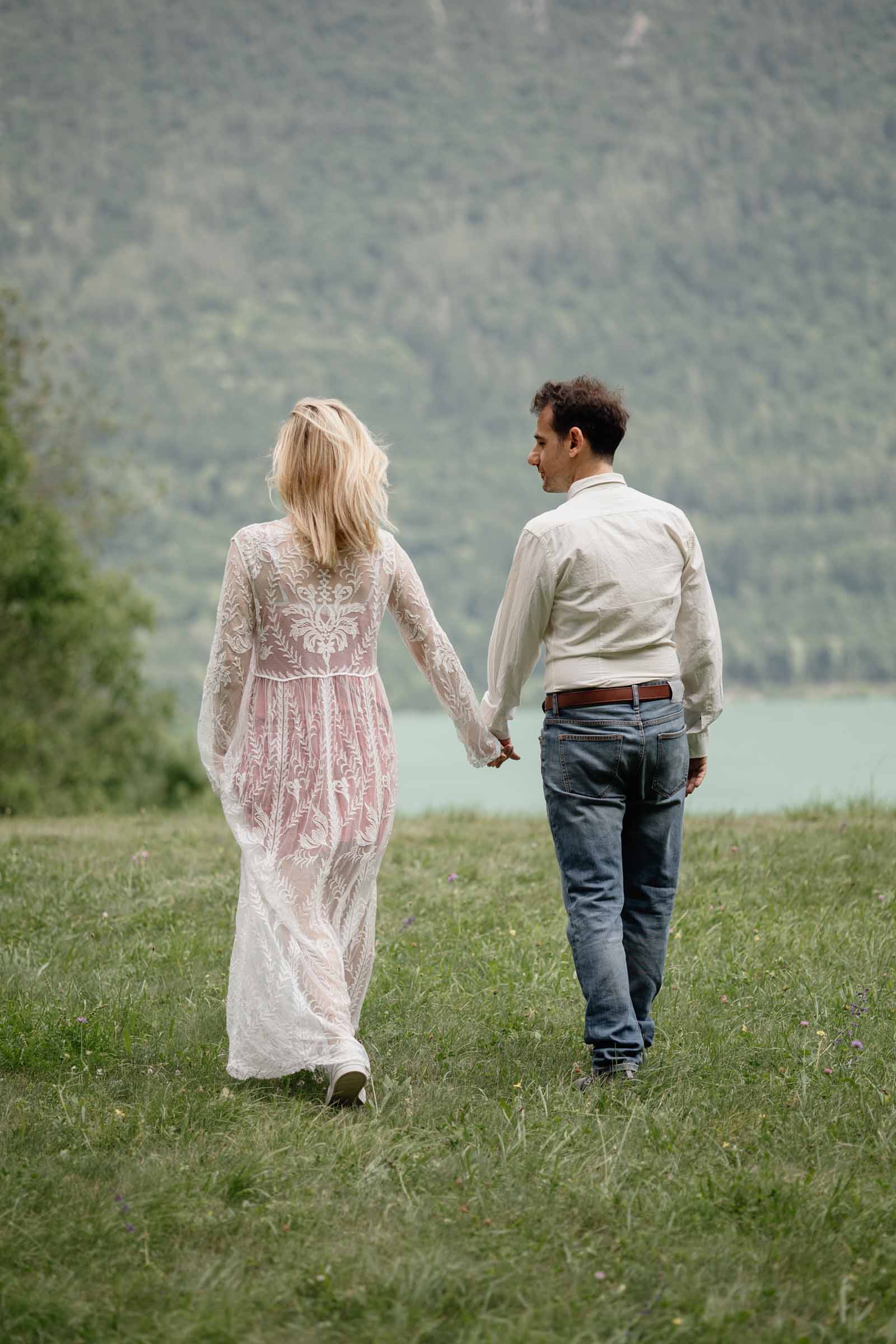 dolomiti lake couple photoshoot