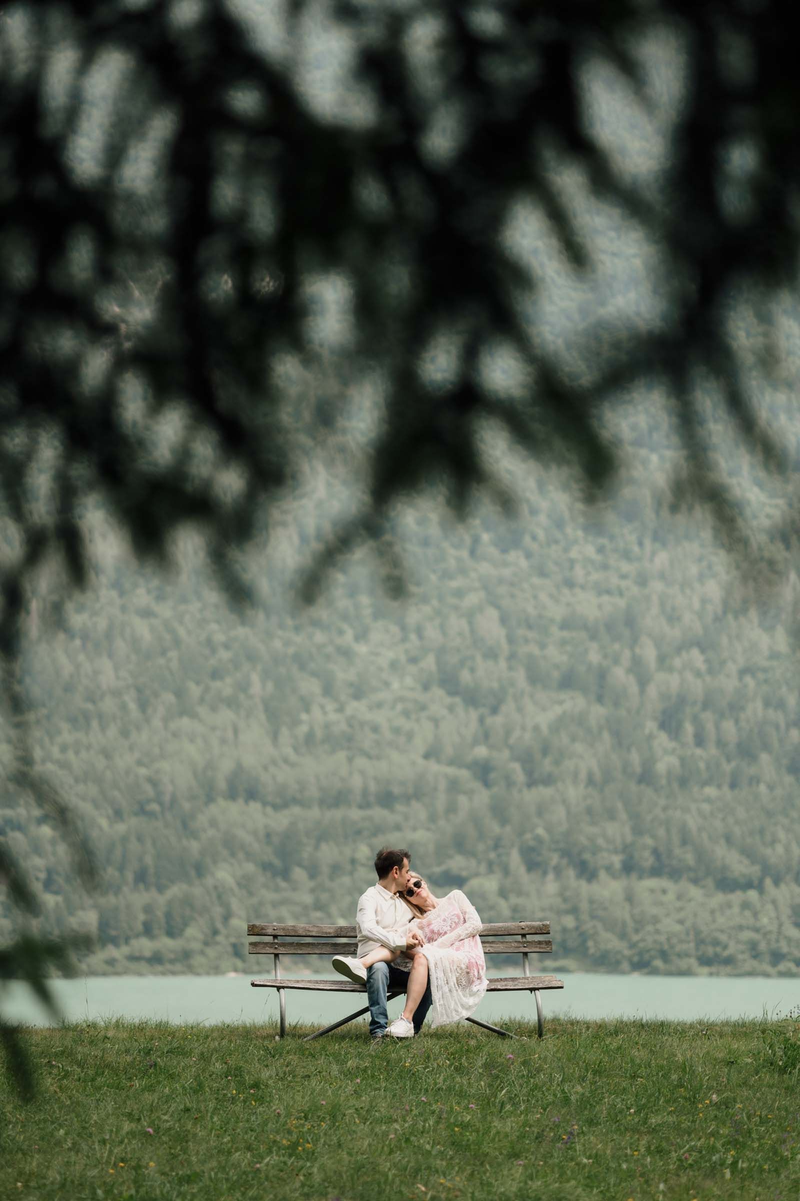 dolomiti lake couple photoshoot